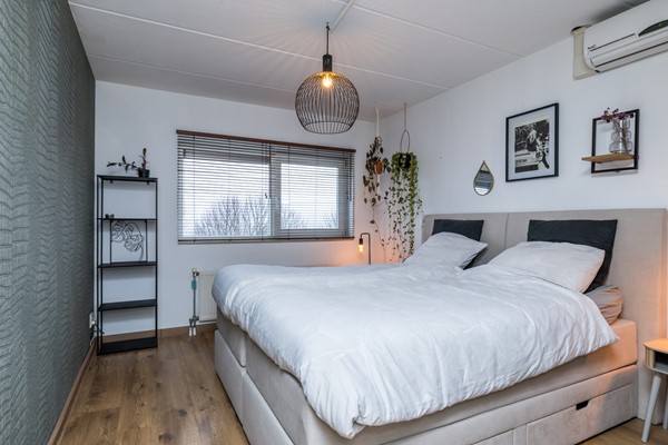 Foto - Te koop: Moderne instapklare drive-inwoning met garage, 3 slaapkamers, balkon met prachtig uitzicht en geheel bestraatte onderhoudsvriendelijke tuin met tuinkamer gelegen aan de rand van Heerlen.